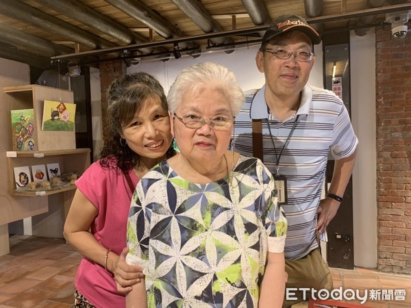 ▲84歲極重度失智嬤自畫像　堅持衣服要塗「最愛的藍色」。（圖／記者嚴云岑攝）