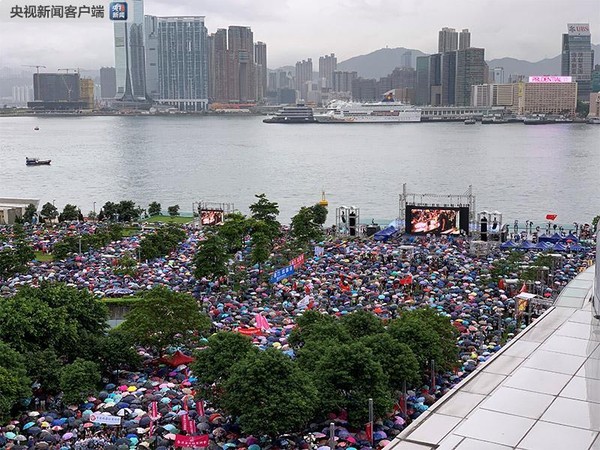 ▲「守護香港大聯盟」17日下午發起「反暴力、救香港」集會。（圖／翻攝央視新聞）