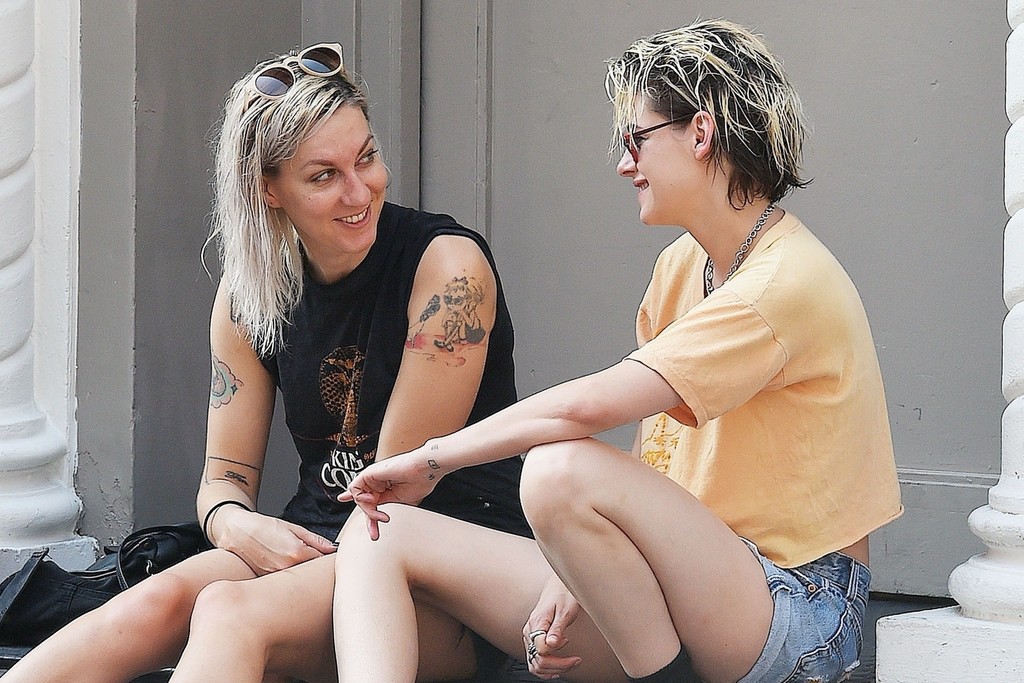 ▲▼「暮光女」克莉絲汀史都華（Kristen Stewart）爆有了新歡，路邊擁吻編劇迪倫邁耶（Dylan Meyer）。（圖／達志影像）