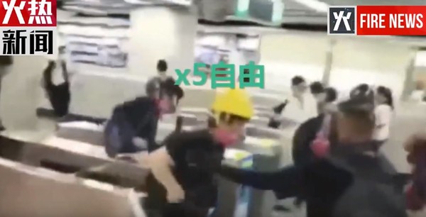 ▲▼ 香港黑衣人翻過地鐵閘門。（圖／翻攝自Youtube／新聞火熱）