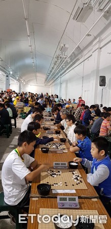 ▲第13屆華聲盃全國圍棋錦標賽，在在仁德南紡世貿展覽中心競技，吸引約700多位參賽者對弈，比賽中選手們用心對奕，爭取佳績。（圖／記者林悅翻攝，下同）