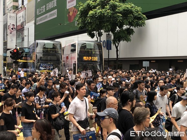 ▲香港818民陣集會人潮眾多，銅鑼灣站人群湧到馬路，車子幾乎難以移動。（圖／記者陳以昇攝）