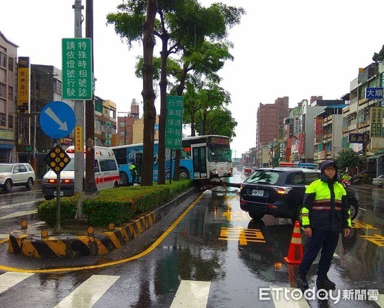 ▲鳳山公車撞分隔島        。（圖／記者洪靖宜翻攝）