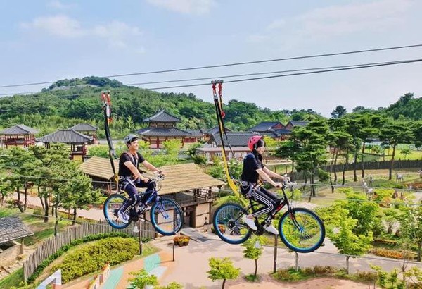 ▲▼釜山金海伽倻主題公園高空腳踏車。（圖／翻攝自金海伽倻主題公園臉書專頁）