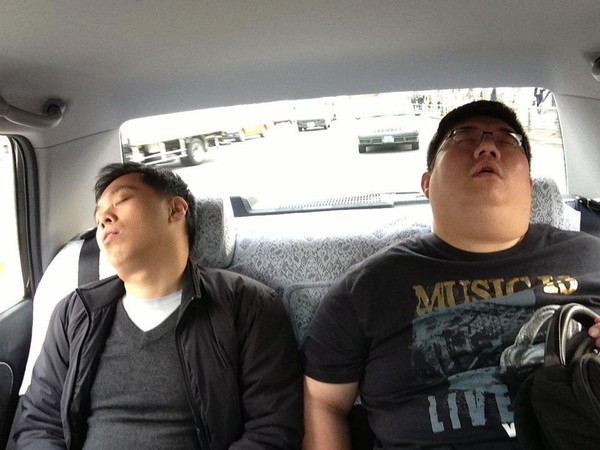 李明哲（右）因體重過重導致身體狀況不好，到海外出差坐車時一下就睡著。（李明哲提供）