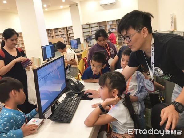 ▲台南市立圖書館最受親子喜愛的「夜宿圖書館」活動，於8月17、18兩日辦理，共有20組親子參與。（圖／記者林悅翻攝，下同）