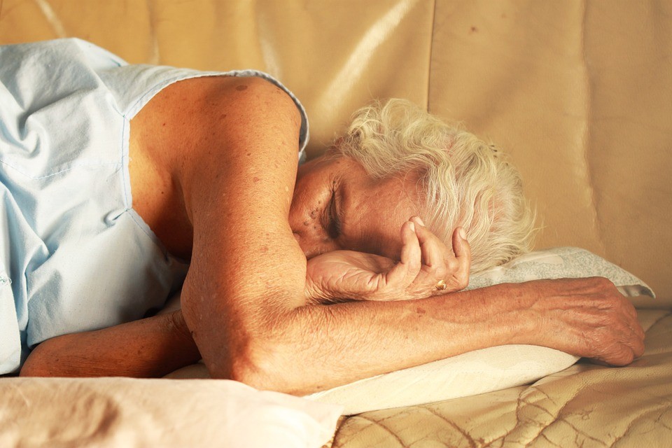 ▲網友酒醉就睡在沙發上，把手臂當成枕頭。（圖／取自pixabay）