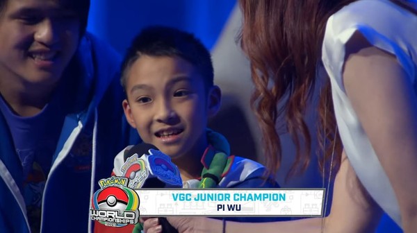 台灣男孩奪VGC世界冠軍，冠軍訪問，身披國旗、掛著烈空座玩偶（圖／翻攝自寶可夢官方YouTube）