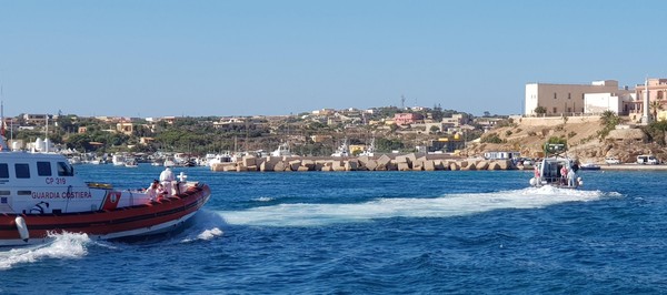 ▲地中海難民跳船想要到義大利蘭佩杜薩島。（圖／達志影像／美聯社）