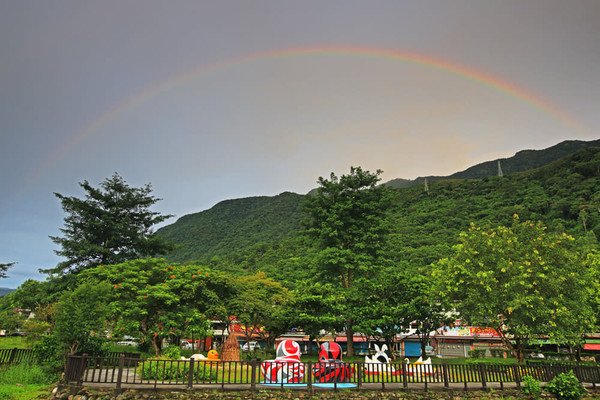 ▲19日早晨，鯉魚潭被網友拍到彩虹。（圖／網友林辰儒提供，請勿隨意翻拍，以免侵權）