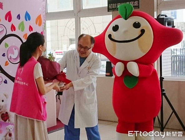 ▲江仰仁醫師贈花給牟小姐。（圖／長庚醫院提供）