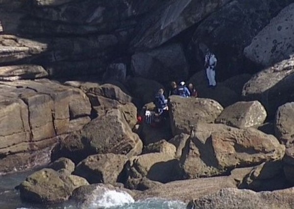 ▲中國籍女遊客爬到岩壁上拍照不幸墜崖。（圖／翻攝自pedestrian.tv）