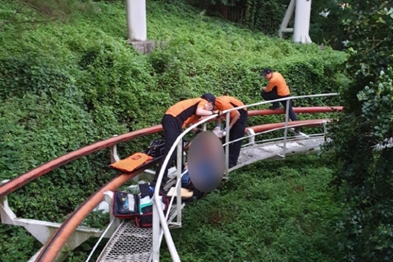 ▲ 男大生右腿遭雲霄飛車軌道切斷。（圖／大邱消防安全本部）