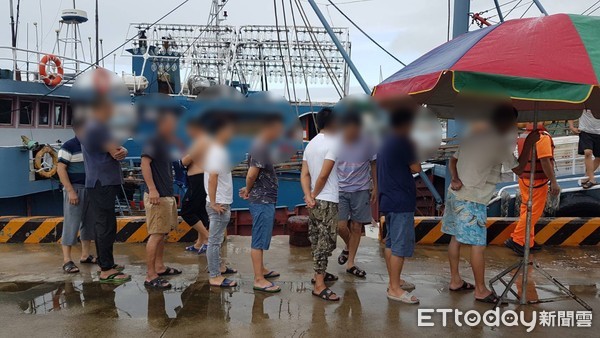 ▲澎湖第8海巡隊員今晨再度查扣一艘越界捕魚的大陸漁船。（圖／記者張君豪翻攝）