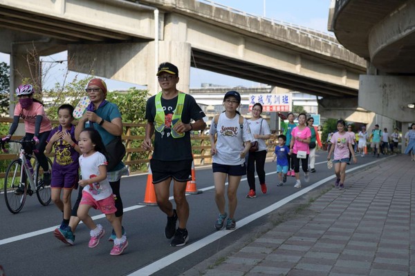 ▲「紫要幸福、樂舞飄陽」反暴力路跑  竹市府呼籲以行動支持要抱不要暴。（圖／新竹市政府提供）