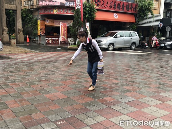 ▲孔廟前磚路崎嶇不平，台南市議員林美燕勘查，痛批地磚頻破損年年修。（圖／記者林悅翻攝，下同）