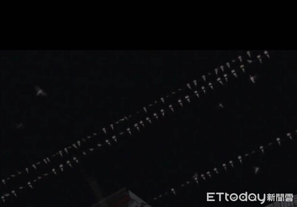 ▲上千隻燕子群聚棲息在電線上。（圖／記者唐詠絮攝）