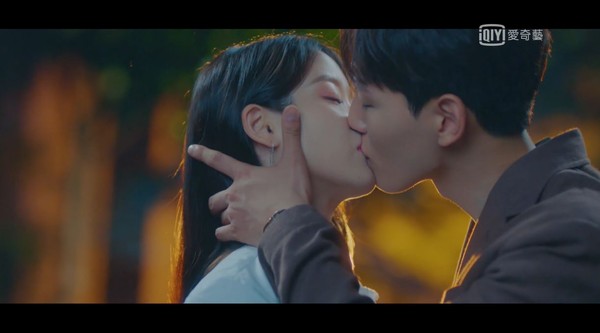 ▲IU含淚主動親上　呂珍九抓脖拉她深吻！。（圖／翻攝自愛奇藝台灣站）