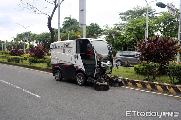 ▲▼ 嘉義市引進造型新穎、體積更小號的掃街車。（圖／記者翁伊森翻攝）