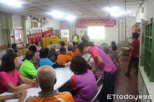 ▲屏東縣東港警分局到轄區內老人關懷據點宣導長輩交通安全，獲得熱烈回響            。（圖／記者陳崑福翻攝）