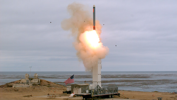 ▲美國18日在聖尼古拉斯島（San Nicolas）測試由地面發射的中程巡弋飛彈。（圖／美聯社）