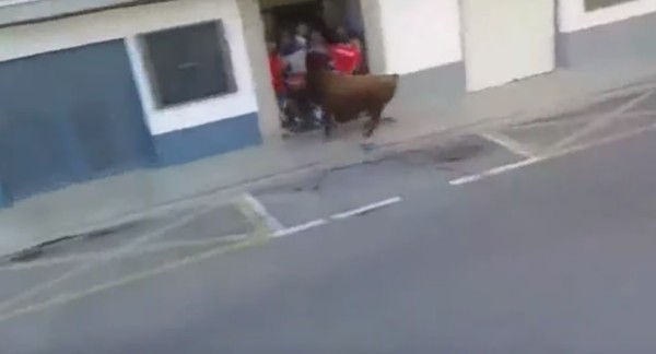 ▲▼西班牙鬥牛節慶，一名男子被鬥死。（圖／翻攝自YouTube／InfoDenuncia）
