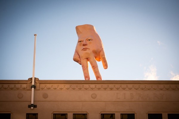 ▲▼紐西蘭威靈頓市立美術館屋頂上有一隻5公尺的詭臉巨手（圖／記者吳美依攝）