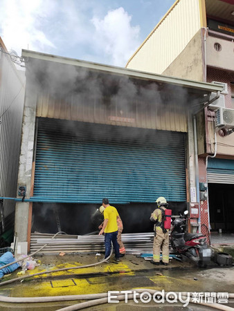 ▲台南市六甲區四維街一處民宅許發生火警，台南市消防局據報迅速出動消防人車前往搶救，火勢歷時約30分鐘撲滅，幸無人傷亡。（圖／記者林悅翻攝，下同）