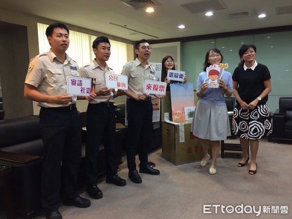 ▲參與式預算「點亮漁光島－為安平化妝」投票行動，黃偉哲市長率文化局長葉澤山、新聞處長劉怡伶等人，共同為漁光島空地營造方案投票。（圖／記者林悅翻攝，下同）