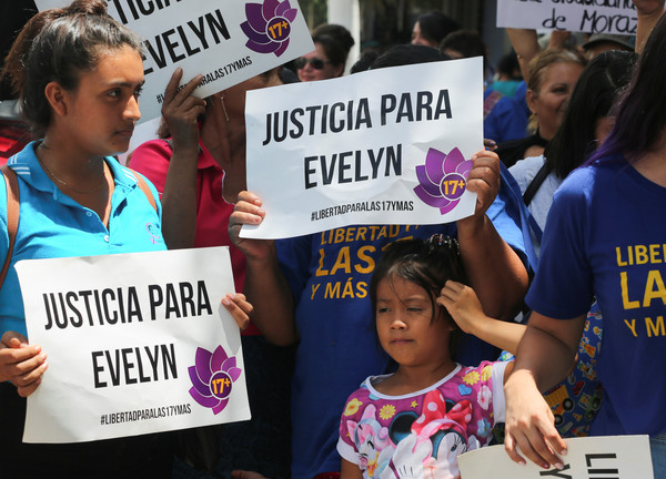 ▲▼薩爾瓦多少女艾弗琳‧赫南德茲（Evelyn Hernández）因性侵懷孕，最後流產，但卻被以謀殺罪起訴，判刑30年。（圖／路透）