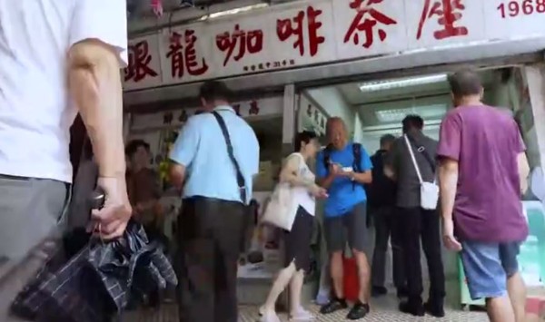 ▲▼茶餐廳老闆娘支持香港警察的決定，吸引不少理念相同的顧客上門光顧。（圖／翻攝自中新社）