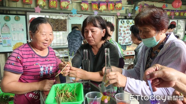 ▲中華醫大USR團隊進駐仁德區中洲里，由朱木貴老師帶領長輩，進行多肉植物與水生植物園藝療癒體驗，作品由中華醫大協助行銷開發，所得回歸社區銀髮照顧基金。（圖／記者林悅翻攝，下同）