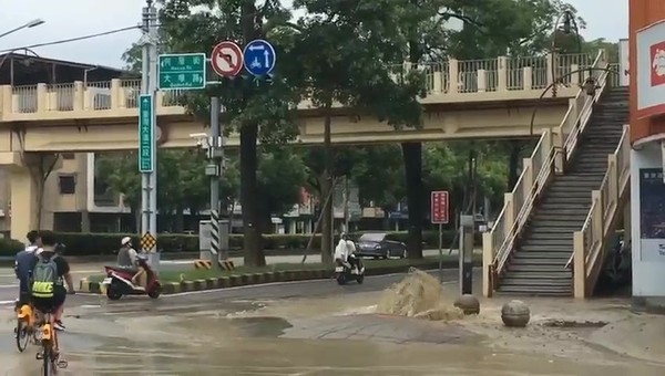 ▲台灣大道、大墩路口因管線破裂而漏水。（圖／民眾提供）