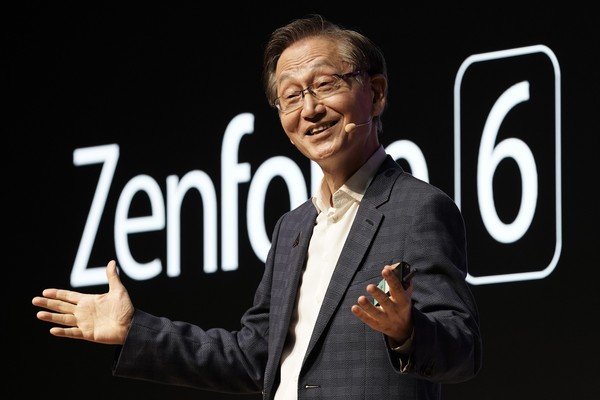 ▲華碩董事長施崇棠今率領團隊於日本盛大發表最新ZenBook系列筆電與ZenFone 6智慧型手機。（圖／華碩提供）