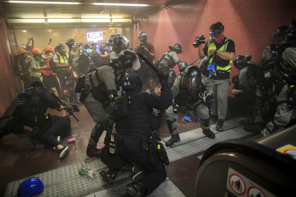▲▼香港811衝突，鎮暴警察進入港鐵太古站追捕示威者。（圖／達志影像／美聯社）