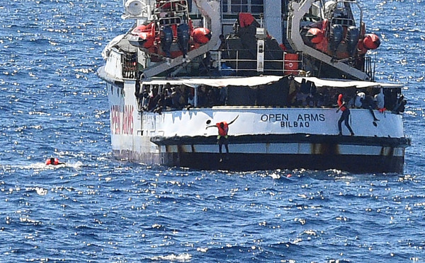 ▲▼西班牙人道組織救援船停泊在義大利外海，但被拒絕靠岸，有難民忍受不了船上環境，乾脆跳海嘗試游泳上岸。（圖／路透）