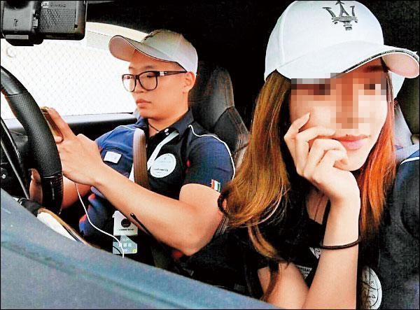 富少游瀚甯（左）酷愛超跑名車，經常載女友（右）出遊，2人感情相當穩定。（翻攝臉書）