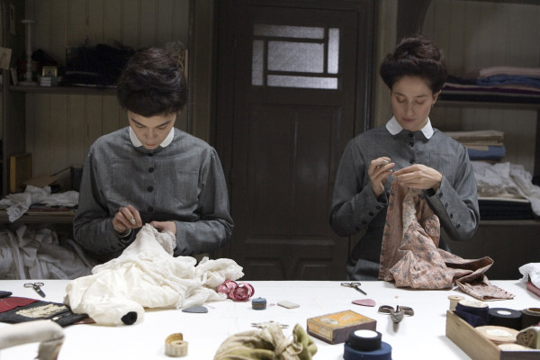 ▲電影《時尚女王香奈兒》中，Gabrielle Chanel 在修道院習得的唯一的技能──縫紉，之後成功開啟了自己的精彩人生。（圖/達志影像/IMDb）