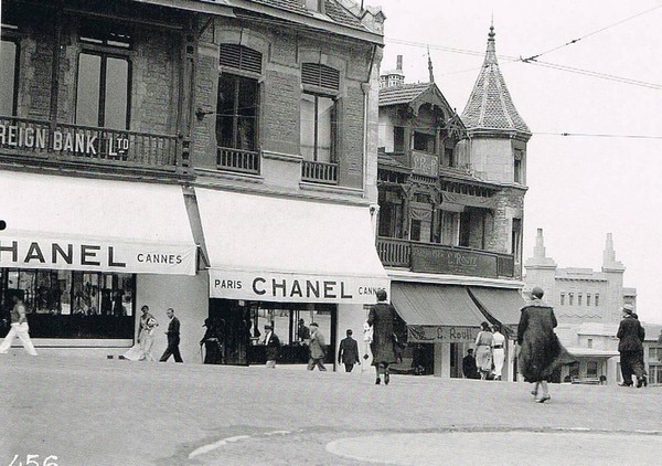 ▲香奈兒精品店於比亞里茲度假勝地。這家店代表Gabrielle Chanel擁有敏銳的市場嗅覺，知道要往貴婦圈扎堆的地方開店，為自己的品牌定位。（圖/達志影像/IMDb）