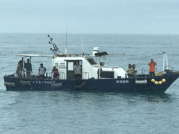 ▲彰化王功外海漁船沉沒6人輕重傷。（圖／海巡署台中第3海巡隊提供）