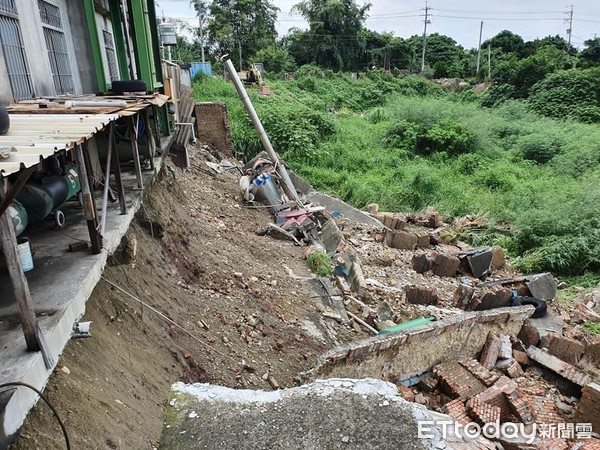 ▲▼        豪雨狂炸！花壇急難救助會「地基塌陷」浮在空中全是裂縫　牆壁變形解體     。（圖／網友授權，請勿隨意翻）