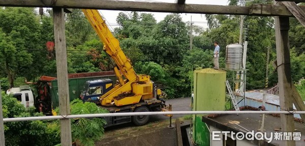 ▲▼        豪雨狂炸！花壇急難救助會「地基塌陷」浮在空中全是裂縫　牆壁變形解體     。（圖／網友授權，請勿隨意翻）