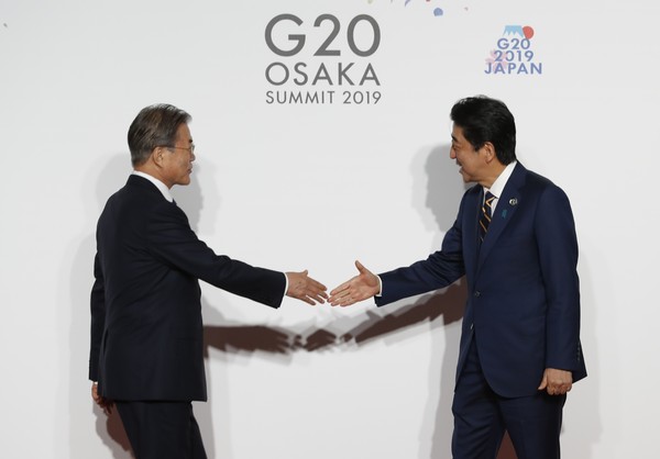 ▲▼日韓, 文在寅及安倍6月底出席大阪G20峰會尷尬握手。（圖／達志影像／美聯社）