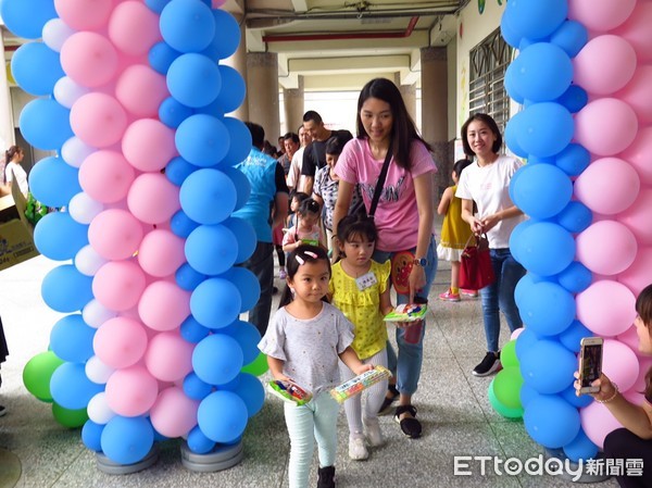 ▲▼花蓮市立幼兒園開學，園方舉辦盛大的迎新活動並送上開學禮「智慧彩色鉛筆」及點心「乖乖」，希望孩子在學習路上能乖巧平安得到智慧。（圖／花蓮市公所提供，下同）