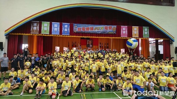 ▲台電公司「球類FUN電營」最終站，在台南市後甲國中舉辦排球營，300名小學員們一起玩球，共享歡樂暑假。（圖／記者林悅翻攝，下同）