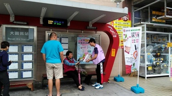 ▲桃園市衛生局宣導公車站候車亭，11月起全面禁菸。（圖／衛生局提供）