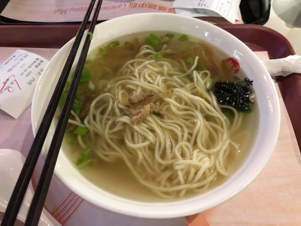 ▲一碗80元！老闆端來「詐財肉絲麵」　新店哥撈碗底崩潰：確定只有2條（圖／翻攝爆怨公社）