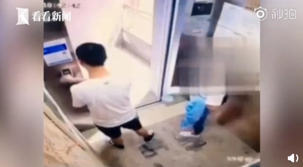 23歲男強拆電梯指紋鎖亂扔26樓　母拒賠反嗆：他只是個孩子。（圖／翻攝自大陸《看看新聞Knews》）