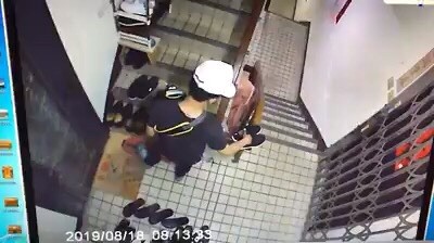 ▲ 基隆怪癖男闖社區專偷女鞋 偷鞋前先聞香「就愛這一味？」。（圖／記者郭世賢翻攝）