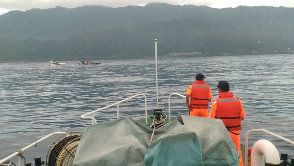 ▲▼馬來西亞籍「WonderBo」遊艇（上圖左）絞網受困定置漁場，海巡戒護協助脫困。（圖／蘇澳海巡隊提供）
